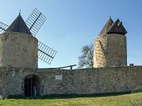 Régusse (Var)  Les deux moulins dont un, celui de gauche, a été entièrement restauré et voilé en 1995