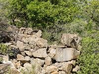 Restanques et enclos  Une fois passé le petit collet entre les Houlettes et la vallée du Jabron, à une centaine de mètres à l'Est, on aperçoit les premières constructions de pierres sèches