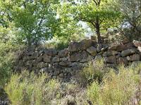 Restanques et enclos  Il semblerait que les restanques accueillaiient des oliviers et plus bas entre les murs perpendiculaires, devaient paîtrent des troupeaux