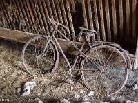 Ferme ruinée de la Tuilière à Ribiers  Dans celle-ci, un vieux vélo qui n'as plus roulé depuis des lustres ! ...