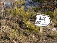 Chemin d'Aubard  Un vieux panneau Michelin Nice - Aix en Provence planté au milieu de nulle part en bordure de piste