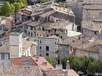 Sisteron - fin septembre 2017  L'hologe et la place du même nom avec son obélix dont on aperçois ici la partie haute