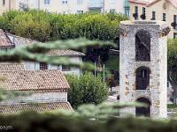 Sisteron - fin septembre 2017  Tour de la Médisance, vestige de l'enceinte médiévale de la ville. Derrière, la mairie