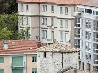 Sisteron - fin septembre 2017  Tour des Gents d'Arme, vestige de l'enceinte médiévale de la ville. Derrière, la gendarmerie