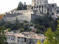 Sisteron - fin septembre 2017  Vue sur la ville et la citadelle depuis le plan d'eau des Marres