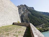 Citadelle de Sisteron  Vue vers l'Est et la montagne de la Baume depuis la première esplanade
