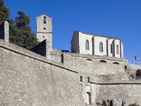 Citadelle de Sisteron  Vue sur le donjon (XIIe)  et la chapelle ND du Château (XVe) depuis la première enceinte
