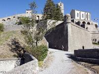 Citadelle de Sisteron  Vue sur le chemin de ronde, le donjon, la chapelle et le bastion du Gouvernement depuis le bastion du Roy