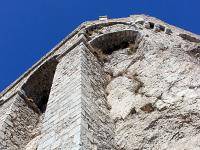 Citadelle de Sisteron  Vue sur les puissants piliers soutenant en partie la chapelle au Sud 1/2