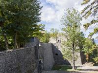Citadelle de Sisteron  Vue sur la porte Nord (XIXe) et la poudrière au loin