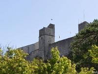 Citadelle de Sisteron  L'imposant donjon sur le chemin de ronde (XIIe) et la façade Nord de la Chapelle ND du Château (XVe)