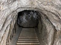 Citadelle de Sisteron  Escalier souterrain - Il a été creusé dans le rocher en 1840-45. Il permettait de relier la Citadelle à la porte nord de la ville, dite Porte du Dauphiné - Il compte 258 marches et est percé de plusieurs cavernes de jour et de tir
