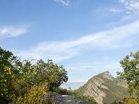 Sisteron - Le Collet  Le sentier dans un pierrier et au loin la Baume