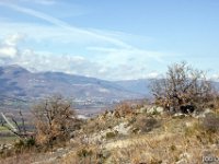 Sisteron - Le Collet mars 2026  Vue vers le Nord/Ouest - Au loin, à gauche la crête du Travers (1472 m) et la montagne de St Cyr (1186 m). A droite, la montagne de Chabre (1393 m) ...