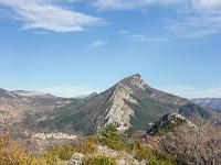 Sisteron Collet & Marquise  Vue sur la montagne de la Baume, le quartier de la Baume à gauche et la citadelle que l'on devine au centre sous le rocher de la Baume