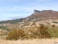 Sisteron - Le Collet  Montagne de Gache (1357 m) et Font de de Mège (1047 m) sur la droite