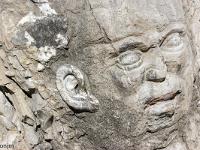 Boucle Sisteron via l'ancienne route d'Entrepierres  Sculpture de Robert Laffont dans la roche en bordure de chemin