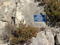 Sisteron - Route Napoléon  Panneau apposé sur la roche en bordure de chemin à une dizaine de mètres au Sud du pont