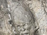 Sisteron - Route Napoléon  Sous cette plaque se trouve une sculpture, un visage, réalisée dans la roche par Robert Laffont, aujourd'hui décédé 2/2