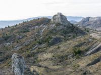 Sommet de Dromon  Vue vers le Sud/Ouest. En face, le Rocher du Sabot (1306 m). Au loin, les crêtes de la montagne de Lure