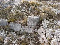 Sommet de Dromon  Au dessus de cette cavité, quelques pierres en maçonnerie de pierres sèches sont encore visibles