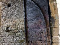 Saint André de Rosans  Porte Eyguière - Fait assez rare, il reste sur cette porte du XIVe siècle un des battants à droite