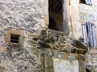 Saint André de Rosans  Une façade d'époque avec sa porte aujourd'hui murée