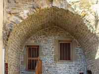 Prieuré bénédictin de St André de Rosans (Xe siècle)  Le cellier (XIIIe). Ce bâtiment abrite une cuisine, un cellier, une étable et une prison. A droite la porte donnant sur le cloître