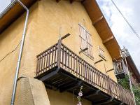 Saint Vincent les Forts (Ht Alpes)  Maison au balcon de bois