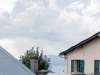 Saint Vincent les Forts (Ht Alpes)  Vue sur le lac de Serre Ponçon depuis la terrasse de cette maison