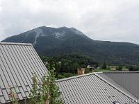 Saint Vincent les Forts (Ht Alpes)  Les toitures. En arrière plan, les Blaches (1422 m)