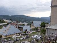 Saint Vincent les Forts (Ht Alpes)  Vue sur le village depuis le haut du cimetière