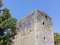 Tour de Porchères  Sur chacune des façades de la tour se trouve au dernier étage une fenêtre en plein cintre permettant la surveillance des environs ...