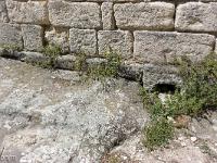 Tour de Porchères  Base de la tour sur la roche au Sud ...