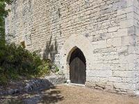Tour de Porchères  Autre vue sur la façade Ouest ou se trouve la porte et une ouverture sur la gauche ...