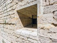 Tour de Porchères  L'ouverture sur le mur Ouest au rez-de-chaussée. Celle-ci est petite, ne permettant pas à un homme d'y prénètrer ...