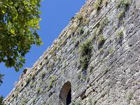 Tour de Porchères  Une fenêtre en plein cintre se trouve au centre de cette façade Est, au dernier étage. Il s'agit d'une fenêtre de guet