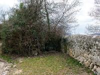 Sisteron - Tour saint Domnin - chemin de la Nuierie  Départ du sentier qui longe Montgervis par l'Ouest. Derrière le mur à droite, un bassin