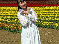 Champs de tulipes  Une jeune chinoise très romantique prenait la pose devant le champ