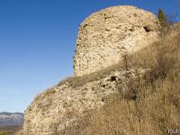 Autour d'Upaix  Vue sur les vestiges des murs du castrum à l'Ouest