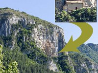 Au Sud de Valbelle  Vue sur le falaise ou se trouve la chapelle de St Pons (début XIIe). Un lieu magique et fabuleux ! Ce fut en des temps lointains un hermitage ...