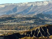 Villes et villages - Vues Générales  Le Poët et au second plan à droite Upaix (Hautes Alpes)