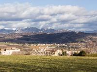 Villes et villages - Vues Générales  Rourebeau (Hautes Alpes), derrière au loin, Thèze et en haut à Droite Sigoyer (Alpes de Haute Provence)