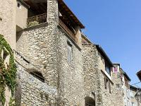 Volonne  Rue de la liberté. Le chemin de ronde – Ancienne rampe d’accès au village médiéval, les façades des maisons de l’époque servaient de rempart ...