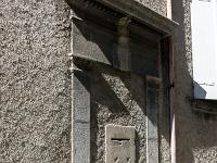 Volonne  Rue Elie Roux - Curieux encadrement de porte avec une boite aux lettres en pierre (?) ...